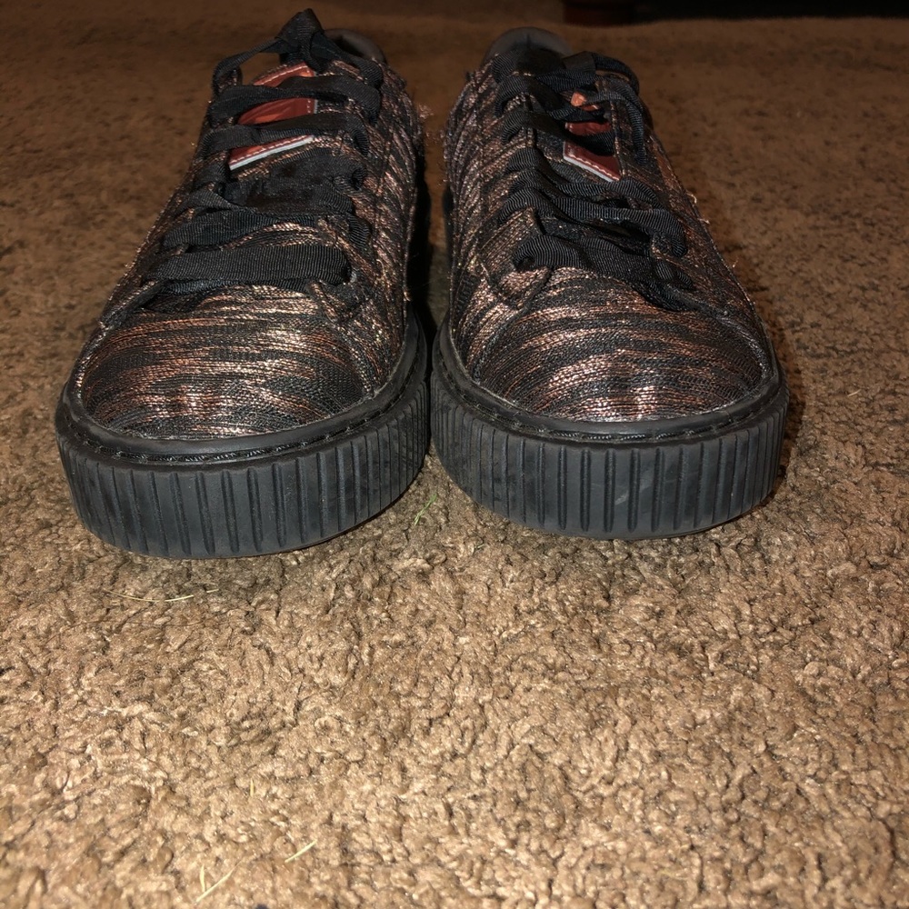 Rose gold/ black Puma Tennis Shoes